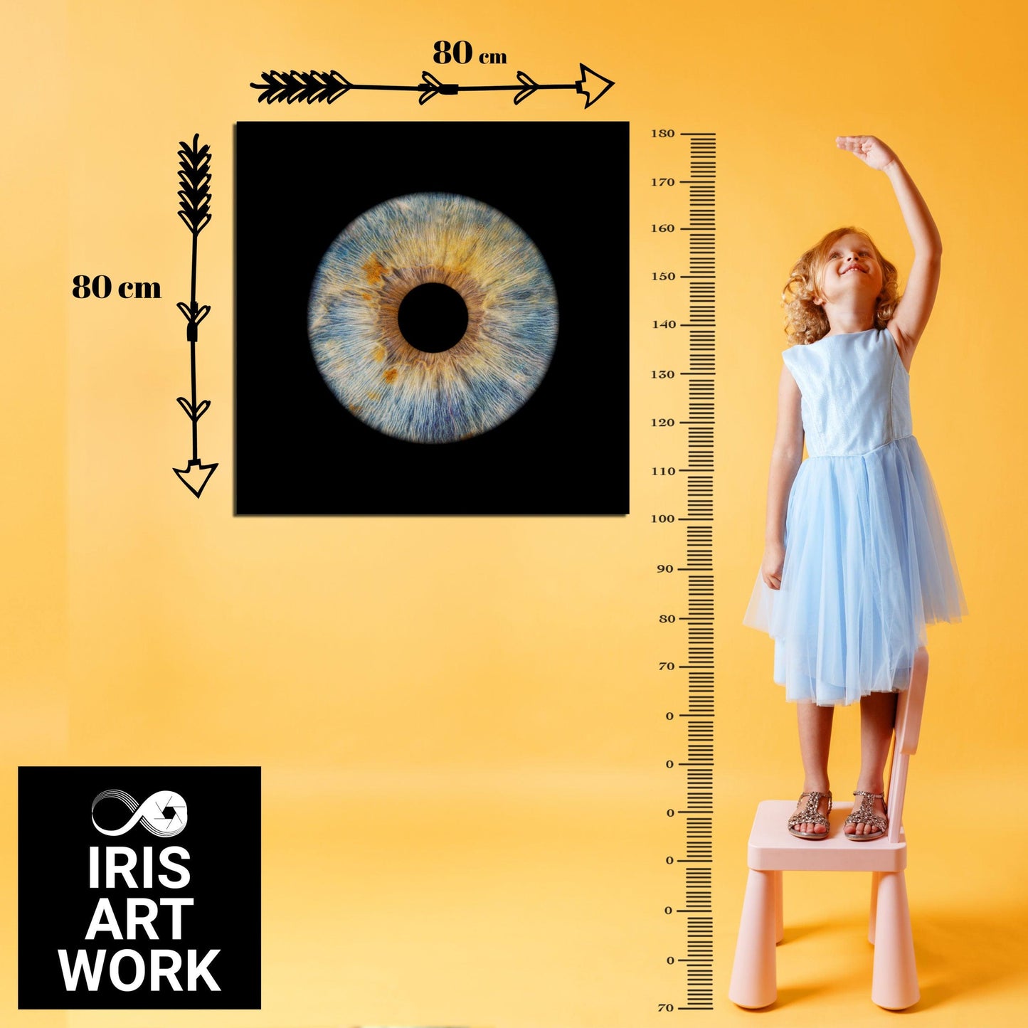 Lifestyle: 1-persoons irisfoto op museumglas in woonkamerinterieur – IrisArtwork